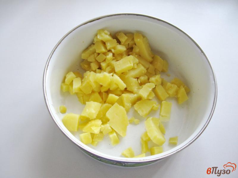 Фото приготовление рецепта: Салат с курицей и сыром шаг №1