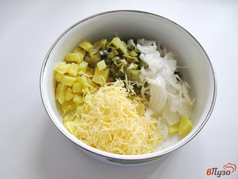 Фото приготовление рецепта: Салат с курицей и сыром шаг №4