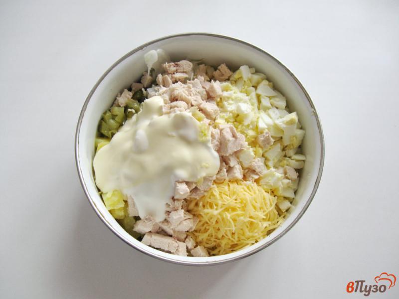 Фото приготовление рецепта: Салат с курицей и сыром шаг №8