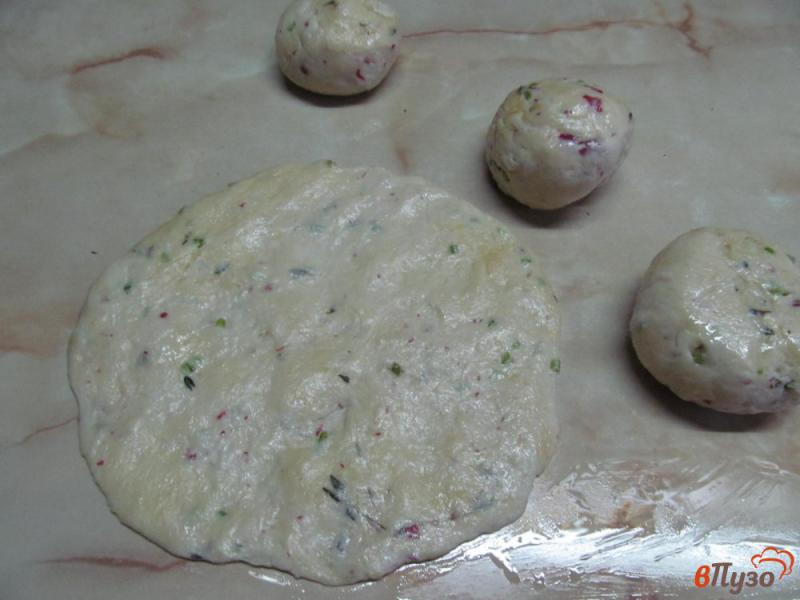 Фото приготовление рецепта: Лепешки с тимьяном и редисом шаг №4