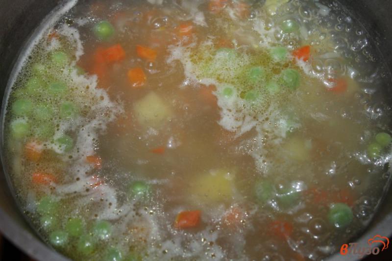 Фото приготовление рецепта: Суп с зеленым горошком и вермишелью шаг №4
