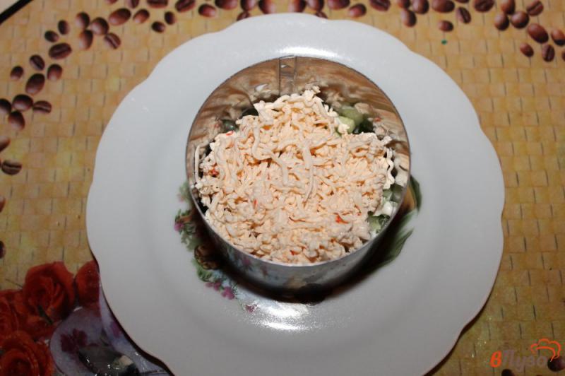 Фото приготовление рецепта: Салат с крабовыми палочками, морковью и яйцом шаг №3
