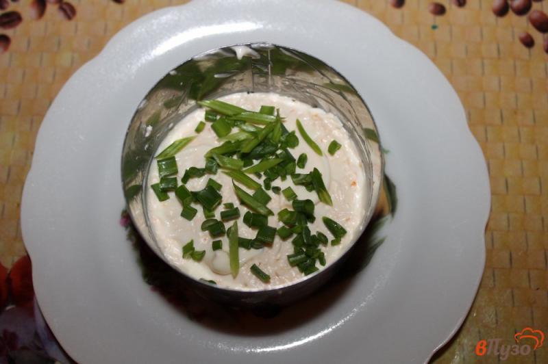 Фото приготовление рецепта: Салат с крабовыми палочками, морковью и яйцом шаг №4