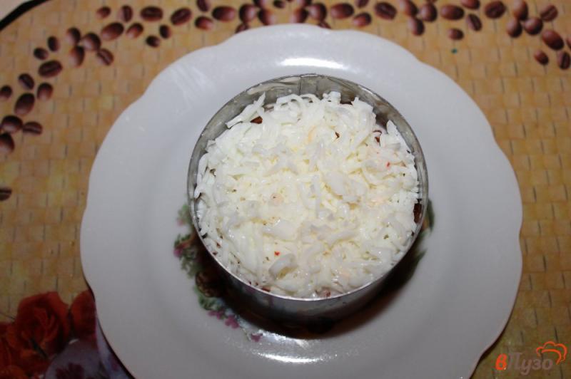 Фото приготовление рецепта: Салат с крабовыми палочками, морковью и яйцом шаг №6