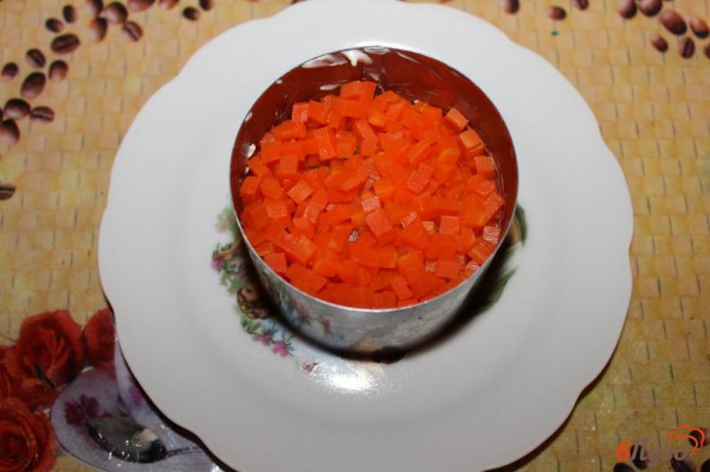 Фото приготовление рецепта: Салат с крабовыми палочками, морковью и яйцом шаг №5
