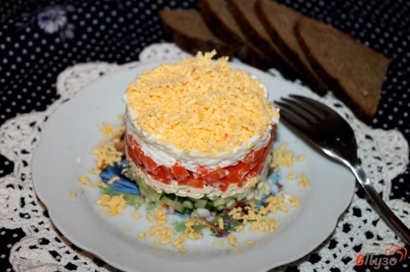 Фото приготовление рецепта: Салат с крабовыми палочками, морковью и яйцом шаг №7