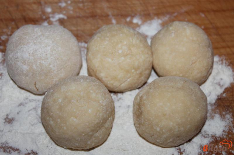 Фото приготовление рецепта: Творожные пончики со сгущенкой и орешками шаг №5