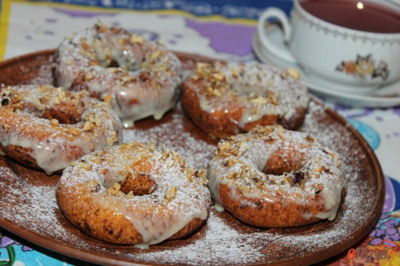 Фото приготовление рецепта: Творожные пончики со сгущенкой и орешками шаг №10