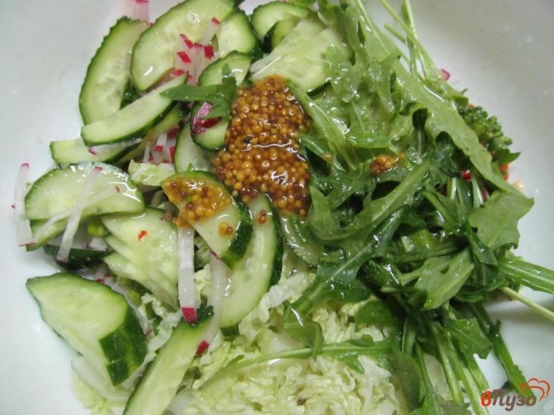 Фото приготовление рецепта: Овощной салат из брокколи редиски огурца шаг №3