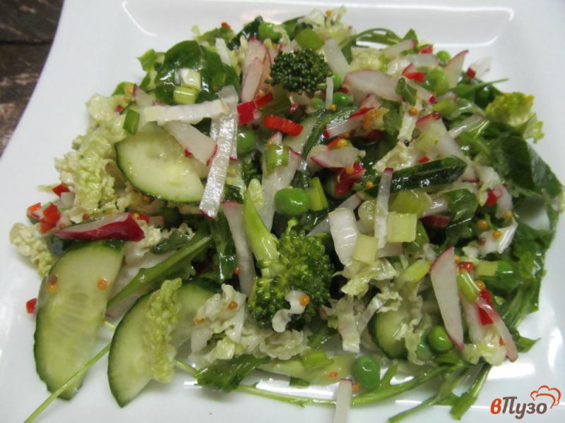 Фото приготовление рецепта: Овощной салат из брокколи редиски огурца шаг №5