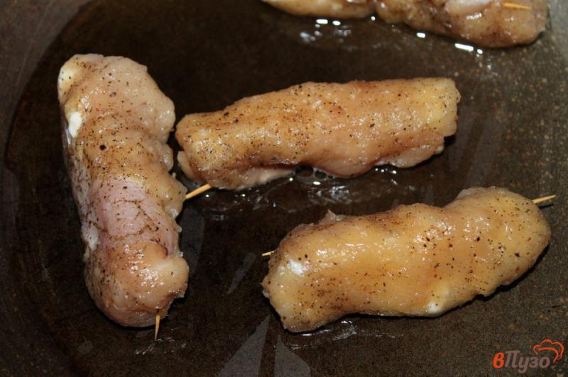 Фото приготовление рецепта: Куриные рулетики с оливками шаг №6