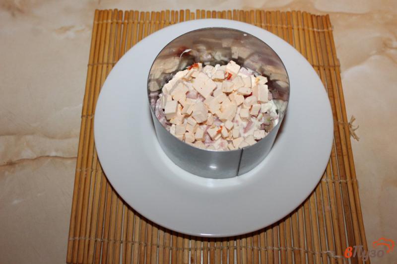 Фото приготовление рецепта: Куриный салат с перцем и помидорами шаг №4