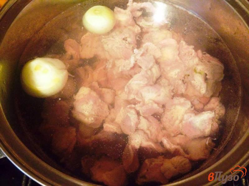Фото приготовление рецепта: Паста (пенне) с соусом из куриных желудочков шаг №1