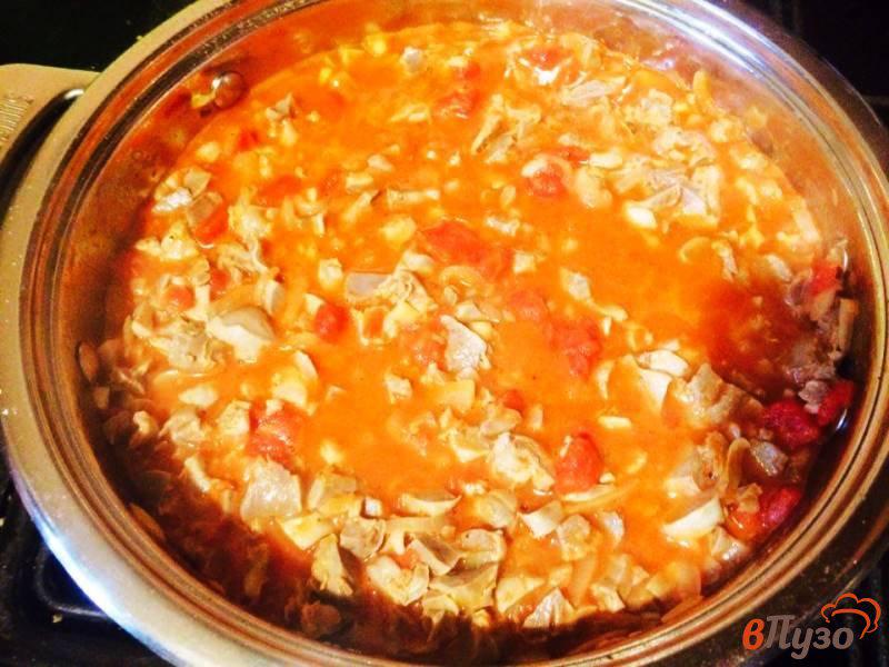 Фото приготовление рецепта: Паста (пенне) с соусом из куриных желудочков шаг №7