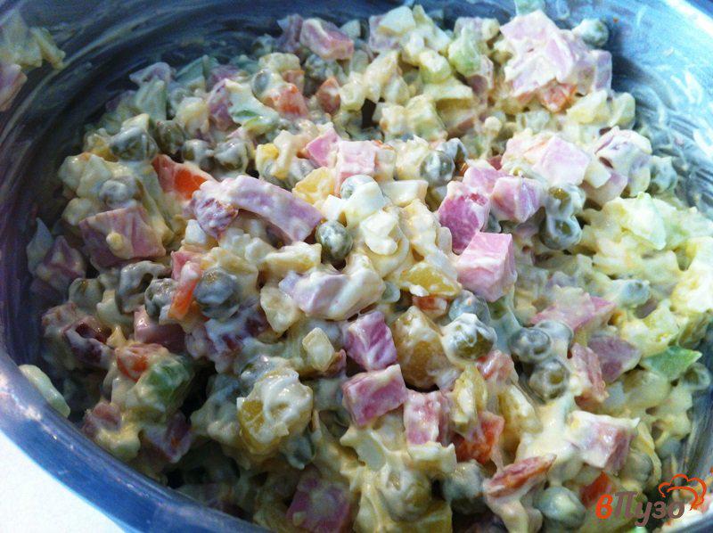 Фото приготовление рецепта: Салат из зеленого горошка, ветчины и колбасы шаг №8