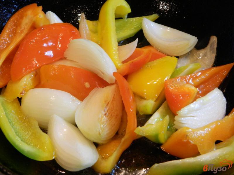 Фото приготовление рецепта: Рагу с курицей, цветной капустой и болгарским перцем шаг №4
