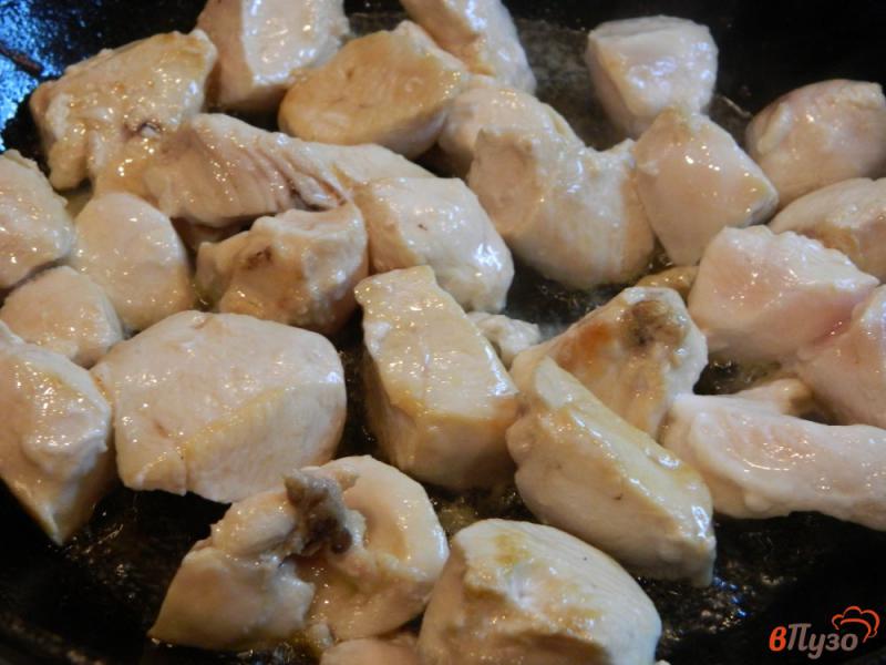 Фото приготовление рецепта: Рагу с курицей, цветной капустой и болгарским перцем шаг №3