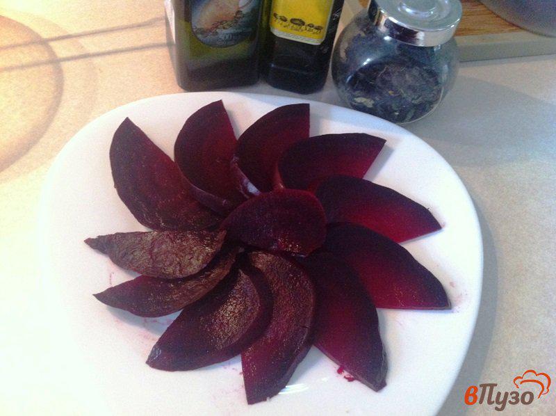 Фото приготовление рецепта: Салат из запеченной свеклы и моцареллы шаг №4