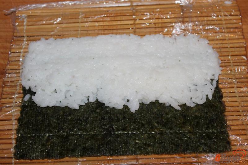 Фото приготовление рецепта: Роллы с мидиями и белой рыбой в кунжуте шаг №2