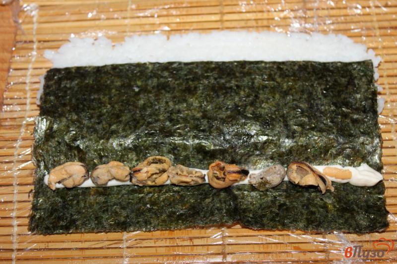 Фото приготовление рецепта: Роллы с мидиями и белой рыбой в кунжуте шаг №3