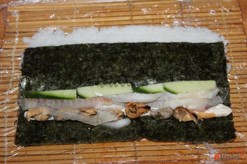 Фото приготовление рецепта: Роллы с мидиями и белой рыбой в кунжуте шаг №4