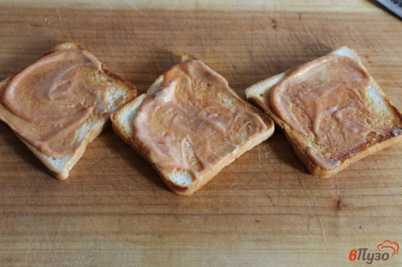 Фото приготовление рецепта: Клубный сэндвич с жареным беконом шаг №2
