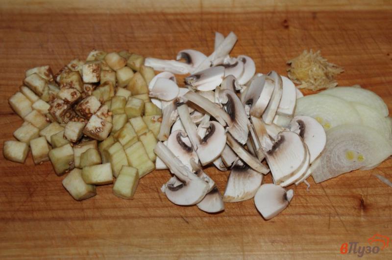 Фото приготовление рецепта: Макароны с баклажаном и грибами шаг №2