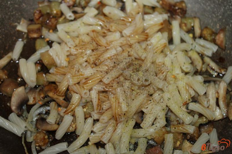 Фото приготовление рецепта: Макароны с баклажаном и грибами шаг №4