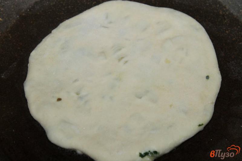 Фото приготовление рецепта: Хачапури на сковороде со шпинатом и сыром шаг №6