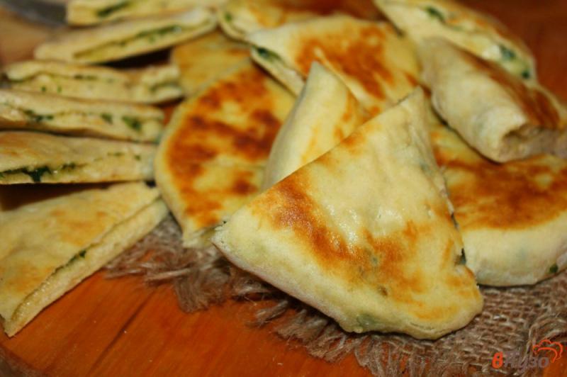 Фото приготовление рецепта: Хачапури на сковороде со шпинатом и сыром шаг №8