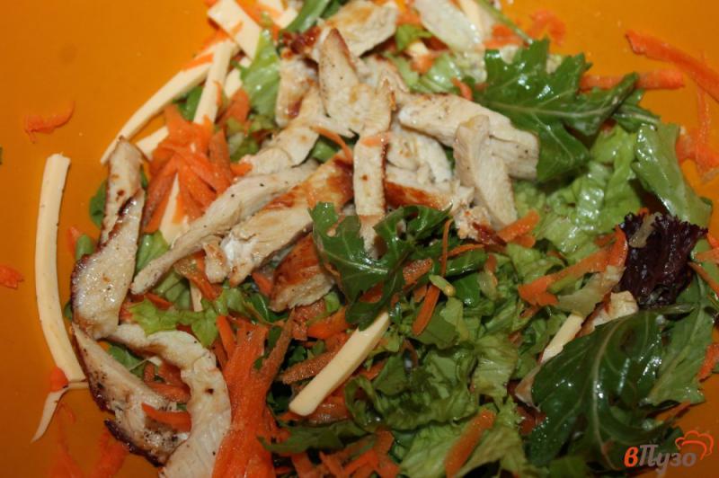 Фото приготовление рецепта: Салат с курицей и морковью шаг №5
