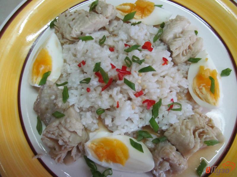Фото приготовление рецепта: Салат из рыбы с рисом шаг №7