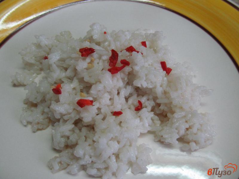 Фото приготовление рецепта: Салат из рыбы с рисом шаг №5