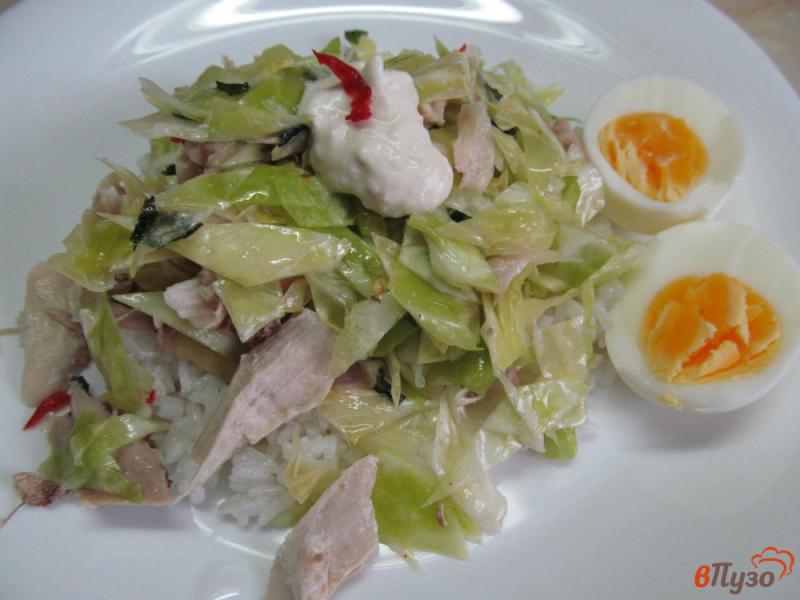 Фото приготовление рецепта: Салат с курицей капустой и рисом шаг №6