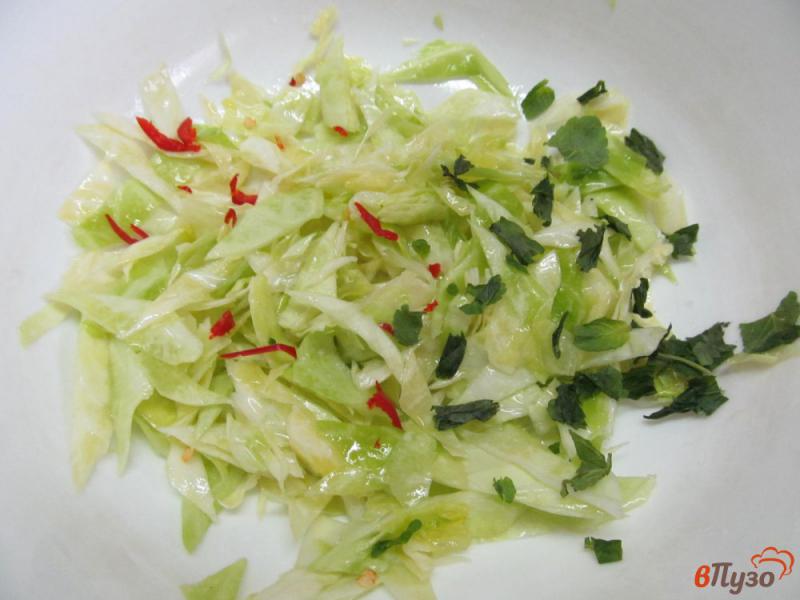 Фото приготовление рецепта: Салат с курицей капустой и рисом шаг №4