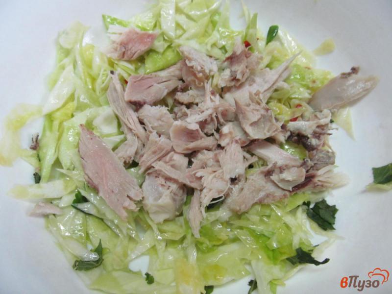 Фото приготовление рецепта: Салат с курицей капустой и рисом шаг №5