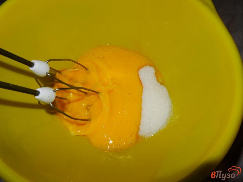 Фото приготовление рецепта: Яблочно-апельсиновая шарлотка шаг №5