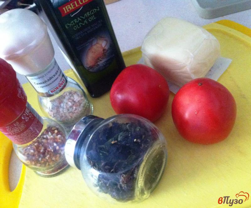 Фото приготовление рецепта: Салат из помидор и сыром моцарелла шаг №1