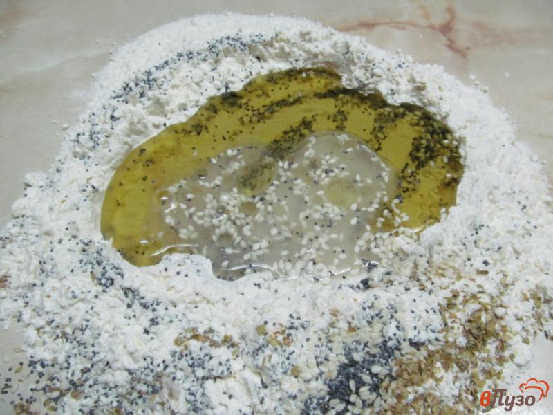 Фото приготовление рецепта: Хлебцы с маком и кунжутом. шаг №2