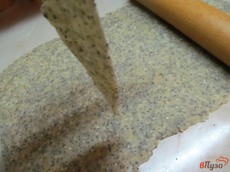 Фото приготовление рецепта: Хлебцы с маком и кунжутом. шаг №4