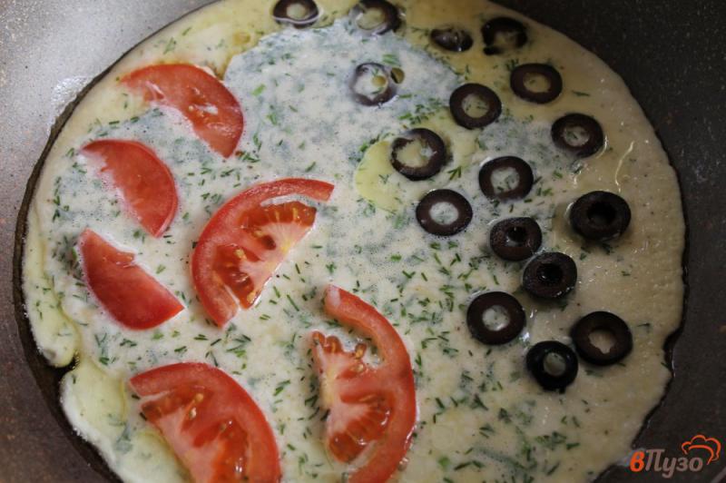 Фото приготовление рецепта: Омлет с маслинами и помидорами шаг №4