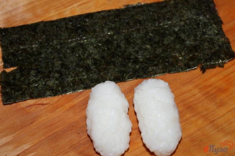 Фото приготовление рецепта: Гункан - суши с лососем и кунжутом шаг №1