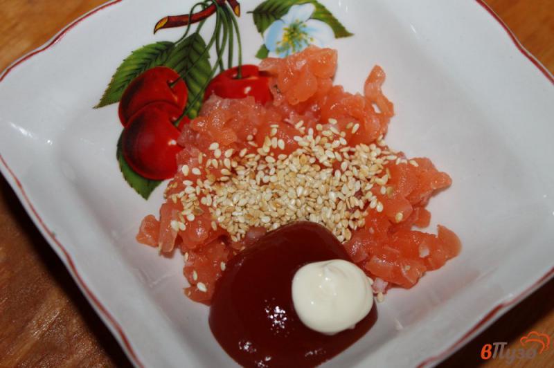 Фото приготовление рецепта: Гункан - суши с лососем и кунжутом шаг №4