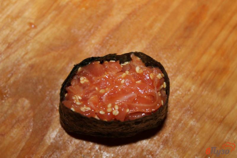 Фото приготовление рецепта: Гункан - суши с лососем и кунжутом шаг №5