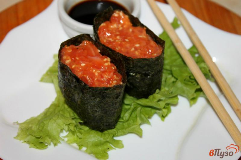 Фото приготовление рецепта: Гункан - суши с лососем и кунжутом шаг №6