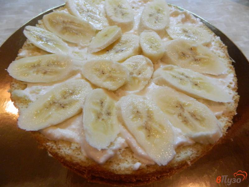 Фото приготовление рецепта: Бисквитный торт с творожно-банановой прослойкой шаг №7