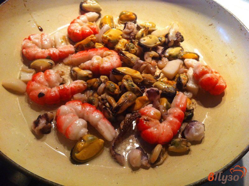 Фото приготовление рецепта: Паста тальятелле с морепродуктами шаг №4