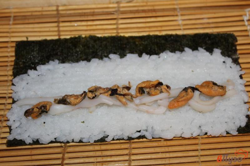 Фото приготовление рецепта: Суши с мидиями и кальмаром шаг №3