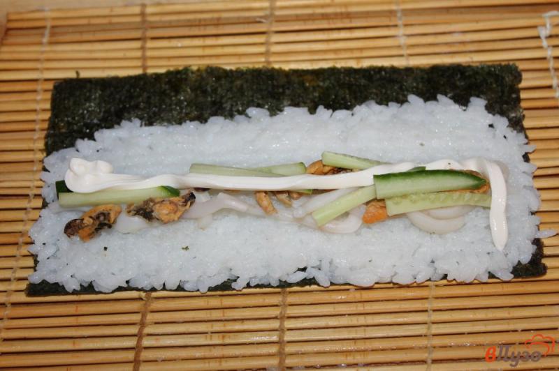 Фото приготовление рецепта: Суши с мидиями и кальмаром шаг №4