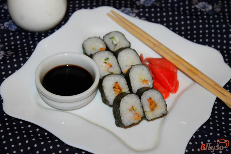 Фото приготовление рецепта: Суши с мидиями и кальмаром шаг №7